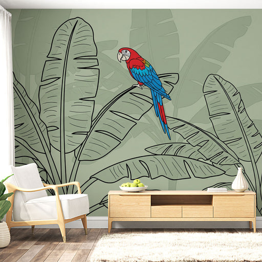 Une salle de séjour moderne avec un papier peint tropical représentant un perroquet coloré sur fond vert pastel et de grandes feuilles stylisées.