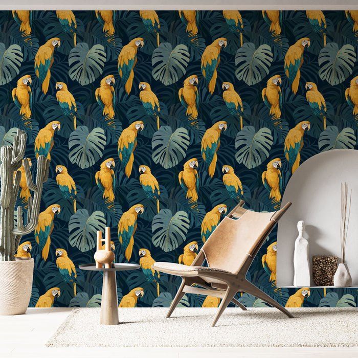 Un salon moderne avec un papier peint tropical représentant des perroquets jaunes et des feuilles de monstera sur fond bleu foncé, créant une ambiance vivante et exotique.