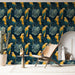 Un salon moderne avec un papier peint tropical représentant des perroquets jaunes et des feuilles de monstera sur fond bleu foncé, créant une ambiance vivante et exotique.