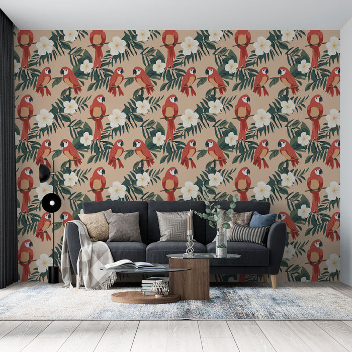 Un salon contemporain avec un papier peint tropical représentant des perroquets rouges et des fleurs blanches sur un fond beige, créant une ambiance vivante et chaleureuse.