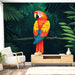 Un salon moderne avec un papier peint tropical représentant un perroquet coloré sur fond de feuillage luxuriant, créant une ambiance vivante et exotique.