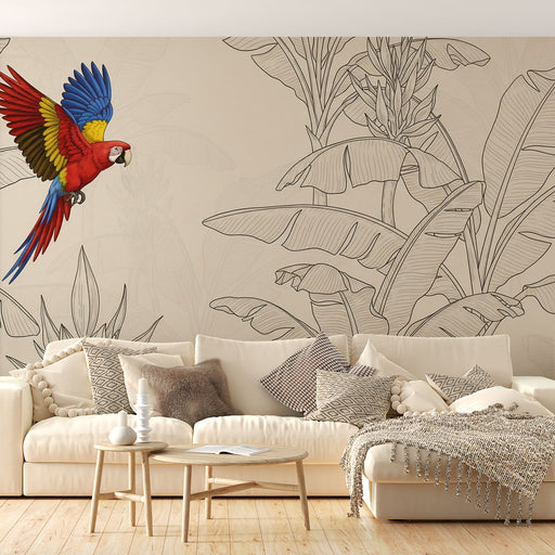 Un salon lumineux avec un papier peint tropical beige illustrant un perroquet coloré et des feuilles exotiques, créant une ambiance vivante et chaleureuse.