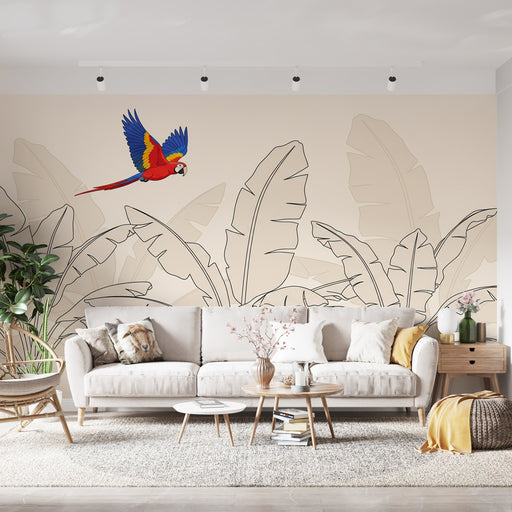 Une pièce lumineuse avec un papier peint tropical beige illustrant un perroquet coloré sur des feuilles de bananier stylisées, créant une ambiance vivante et exotique.