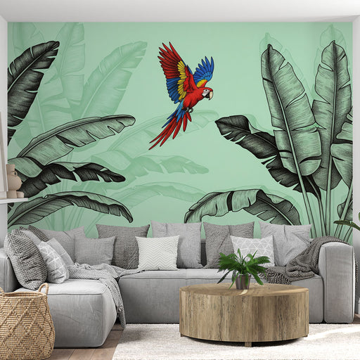 Un salon moderne avec un papier peint tropical vert menthe illustrant un perroquet coloré et de grandes feuilles de bananier, créant une ambiance vivante et exotique.