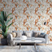 Un salon moderne avec un papier peint tropical représentant des perroquets aux teintes chaudes et des fleurs délicates, créant une atmosphère vivante et accueillante.