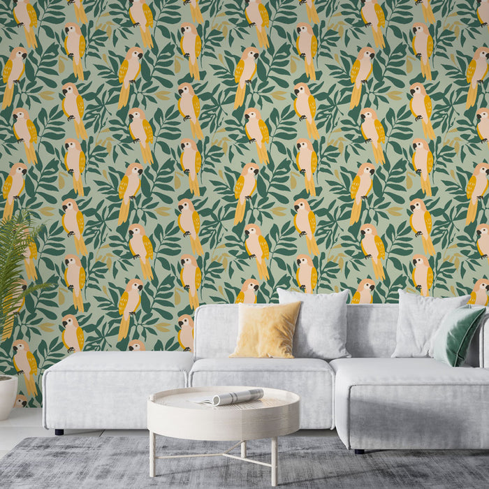 Un salon lumineux avec un papier peint tropical représentant des perroquets jaunes sur un fond vert, créant une ambiance joyeuse et vivante.