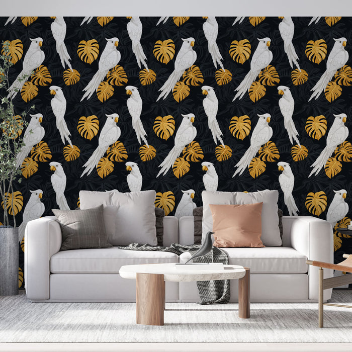 Un salon moderne avec un papier peint tropical noir orné de perroquets blancs et de feuilles dorées, créant une atmosphère vivante et exotique.
