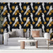 Un salon moderne avec un papier peint tropical noir orné de perroquets blancs et de feuilles dorées, créant une atmosphère vivante et exotique.