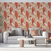 Un salon moderne avec un papier peint floral représentant des perroquets rouges sur un fond clair, créant une ambiance chaleureuse et vivante.