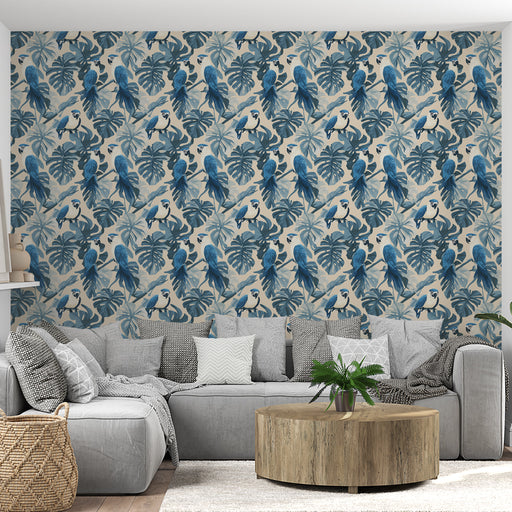 Un salon moderne avec un papier peint tropical bleu représentant des perroquets et des feuilles exotiques sur fond clair, créant une ambiance vivante et rafraîchissante.