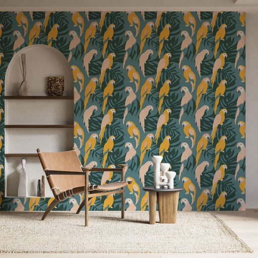 Une pièce lumineuse avec un papier peint tropical représentant des perroquets jaunes et roses sur fond vert, créant une ambiance vivante et exotique.