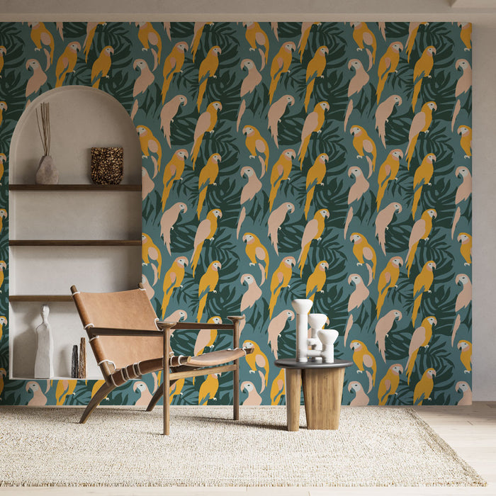 Une pièce lumineuse avec un papier peint tropical représentant des perroquets jaunes et roses sur fond vert, créant une ambiance vivante et exotique.