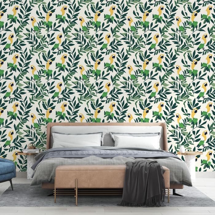 Une chambre moderne avec un papier peint tropical représentant des perroquets jaunes et des feuillages verts sur fond clair, créant une atmosphère vivante et accueillante.