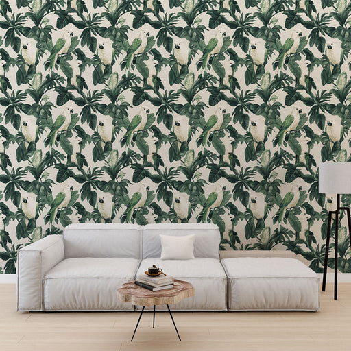 Un salon moderne avec un papier peint tropical représentant des perroquets et de grandes feuilles vertes sur fond clair, créant une atmosphère vivante et rafraîchissante.