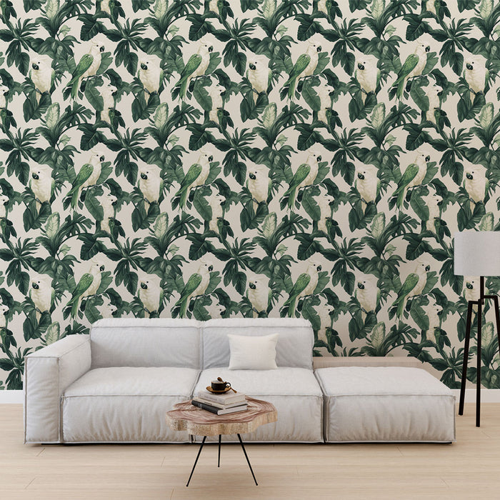Un salon moderne avec un papier peint tropical représentant des perroquets et de grandes feuilles vertes sur fond clair, créant une atmosphère vivante et rafraîchissante.