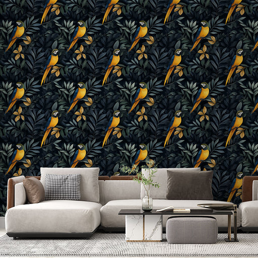 Un salon moderne avec un papier peint tropical représentant des perroquets jaunes sur fond sombre, entourés de feuillages luxuriants, créant une ambiance vivante et exotique.