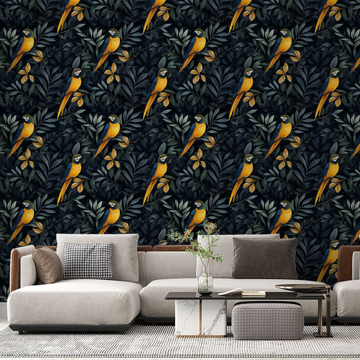 Un salon moderne avec un papier peint tropical représentant des perroquets jaunes sur fond sombre, entourés de feuillages luxuriants, créant une ambiance vivante et exotique.
