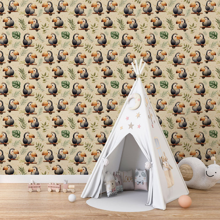 Une chambre d'enfant avec un papier peint illustrant des toucans colorés sur fond beige, créant une ambiance ludique et chaleureuse.