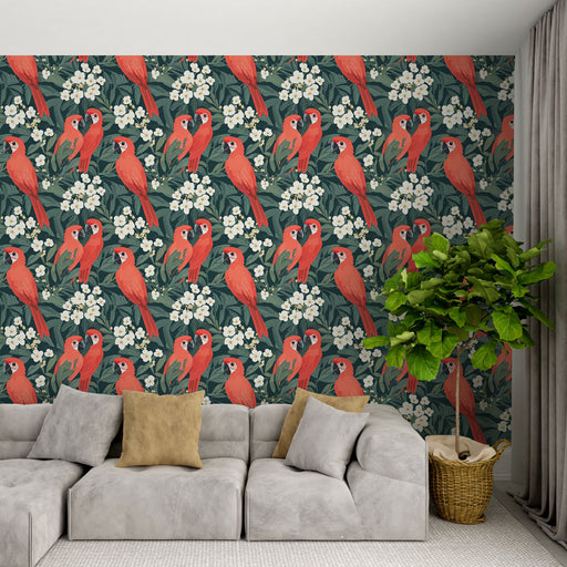 Une pièce de salon avec un papier peint tropical représentant des perroquets rouges entourés de fleurs blanches sur un fond vert, créant une ambiance vivante et exotique.