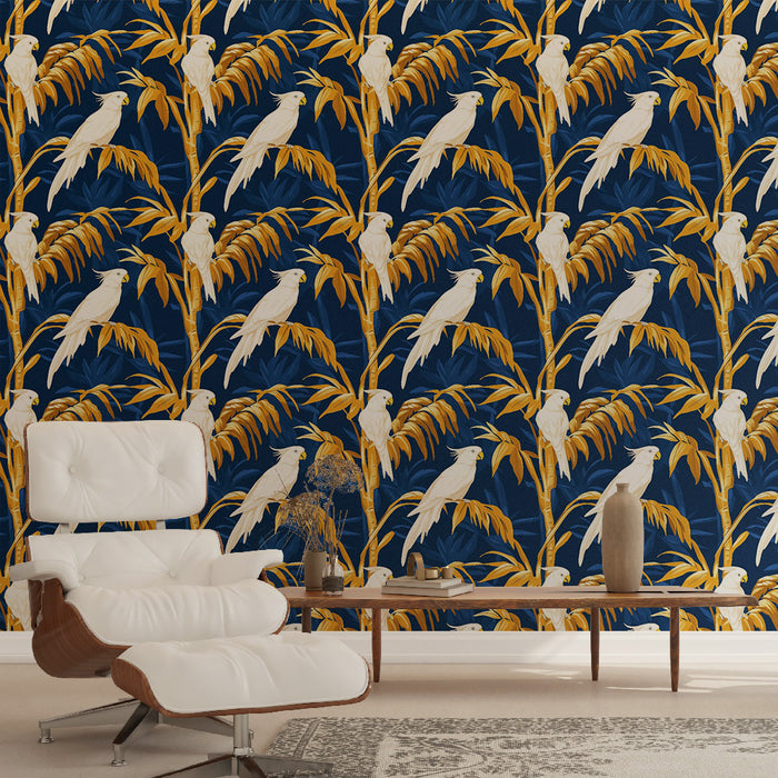 Une pièce moderne avec un papier peint tropical bleu nuit orné de perroquets blancs et de feuillages dorés, créant une ambiance exotique et chaleureuse.