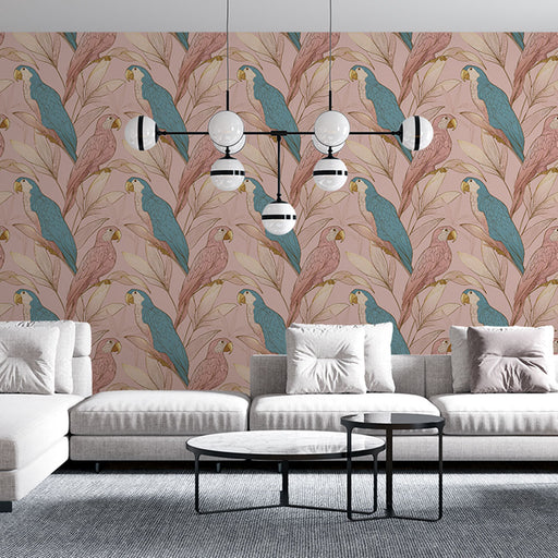 Un salon contemporain avec un papier peint tropical représentant des perroquets colorés sur un fond rose, créant une ambiance vivante et chaleureuse.