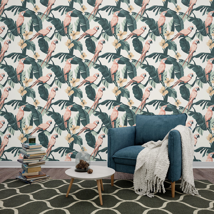 Un salon moderne avec un papier peint tropical représentant des perroquets roses et des feuilles vertes sur fond clair, créant une ambiance vivante et chaleureuse.