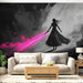 Un salon moderne avec un papier peint artistique représentant une silhouette féminine tenant une épée lumineuse rose sur fond noir et gris, créant une ambiance dynamique et intrigante.