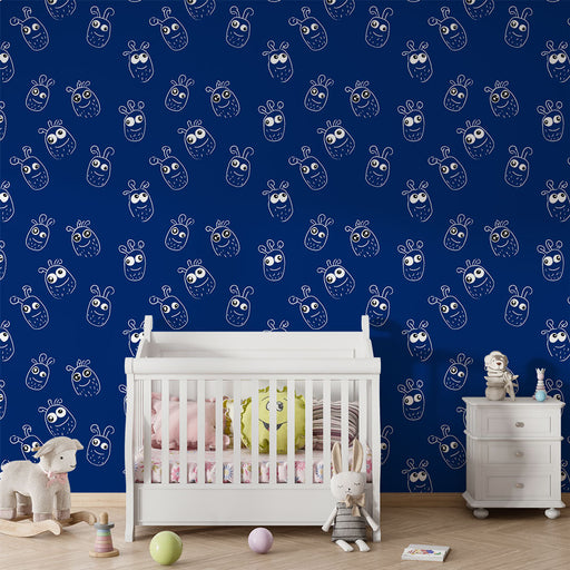 Une chambre d'enfant avec un papier peint bleu marine orné de motifs ludiques de visages de personnages dessinés, créant une ambiance joyeuse et accueillante.