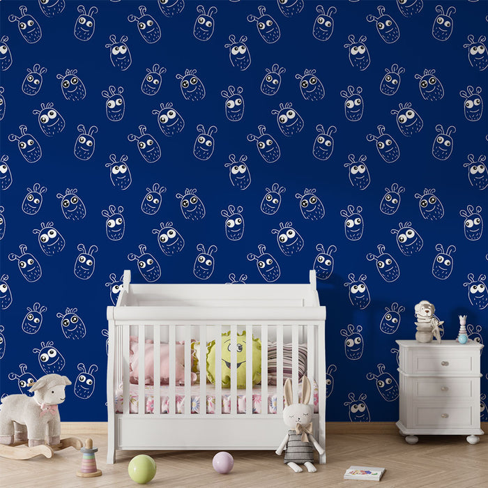 Une chambre d'enfant avec un papier peint bleu marine orné de motifs ludiques de visages de personnages dessinés, créant une ambiance joyeuse et accueillante.