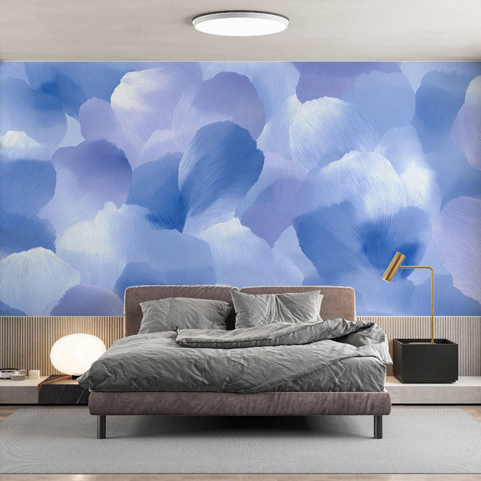 Une chambre moderne avec un papier peint aux motifs de pétales en dégradé de bleu et violet, créant une atmosphère douce et apaisante.