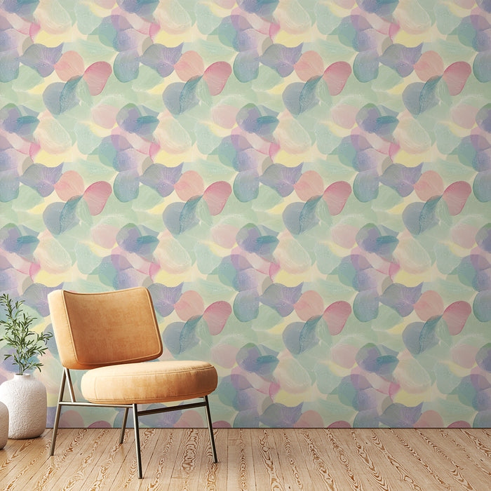 Une pièce lumineuse avec un papier peint aux motifs abstraits aux teintes pastel, créant une atmosphère douce et apaisante.
