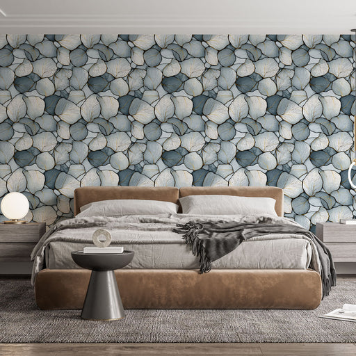 Une chambre moderne avec un papier peint floral aux motifs de feuilles délicates dans des teintes de bleu et beige, créant une ambiance apaisante et élégante.