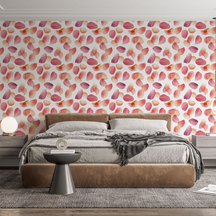 Une chambre moderne avec un papier peint floral aux motifs de pétales dans des teintes roses et orangées, créant une ambiance douce et romantique.