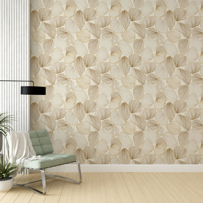 Une pièce moderne avec un papier peint aux motifs de pétales délicats dans des teintes beige et crème, créant une atmosphère apaisante et élégante.