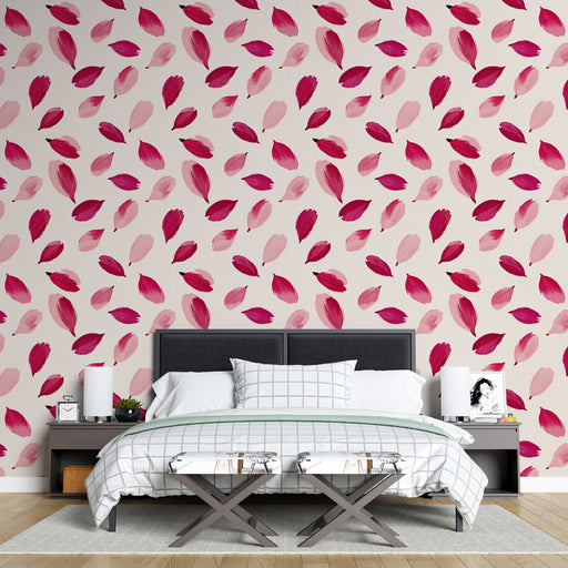 Une chambre élégante avec un papier peint floral aux pétales roses et rouges sur fond clair, créant une atmosphère douce et romantique.