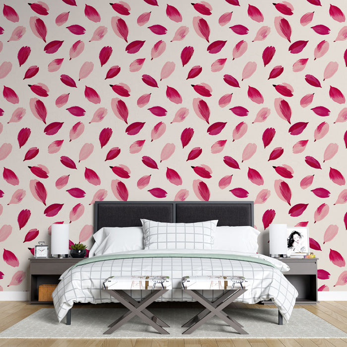 Une chambre élégante avec un papier peint floral aux pétales roses et rouges sur fond clair, créant une atmosphère douce et romantique.
