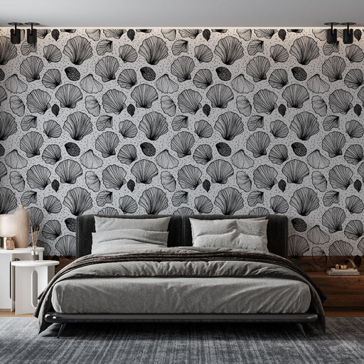 Une chambre moderne avec un papier peint monochrome représentant des feuilles délicates sur fond clair, créant une ambiance élégante et apaisante.
