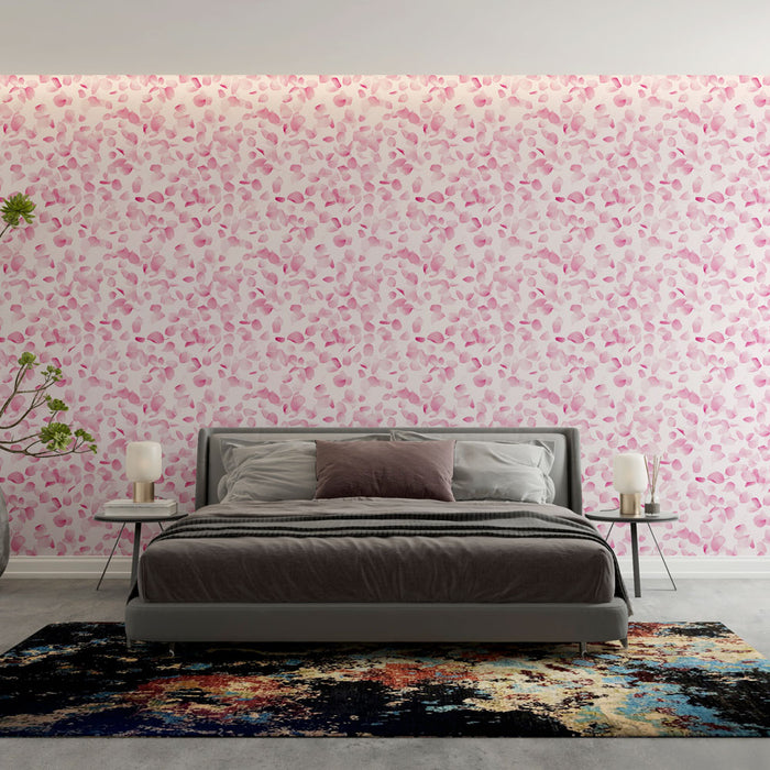 Une chambre moderne avec un papier peint floral aux pétales roses sur fond clair, créant une atmosphère douce et romantique.