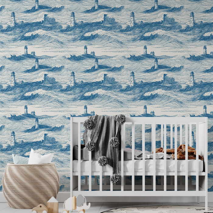 Une chambre d'enfant avec un papier peint marin représentant des vagues stylisées et des phares en bleu sur fond clair, créant une ambiance apaisante et rêveuse.