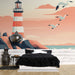 Papier peint marin avec phare emblématique et mouettes sur fond pastel pour décoration de chambre bord de mer