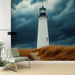 Papier peint mural avec phare blanc illuminé sous un ciel nuageux pour décoration de salon moderne.