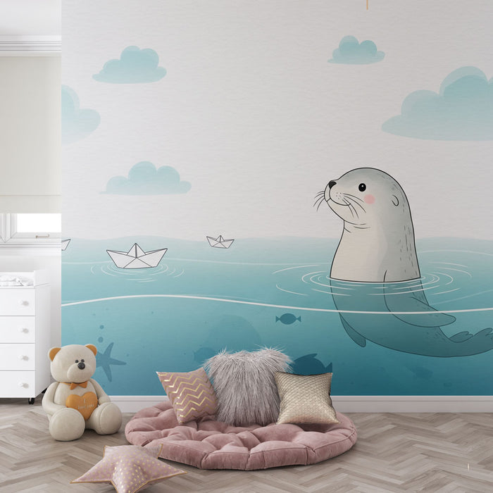 Une chambre d'enfant avec un papier peint illustré représentant une otarie joyeuse dans une mer turquoise, créant une ambiance ludique et apaisante.