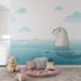 Une chambre d'enfant avec un papier peint illustré représentant une otarie joyeuse dans une mer turquoise, créant une ambiance ludique et apaisante.