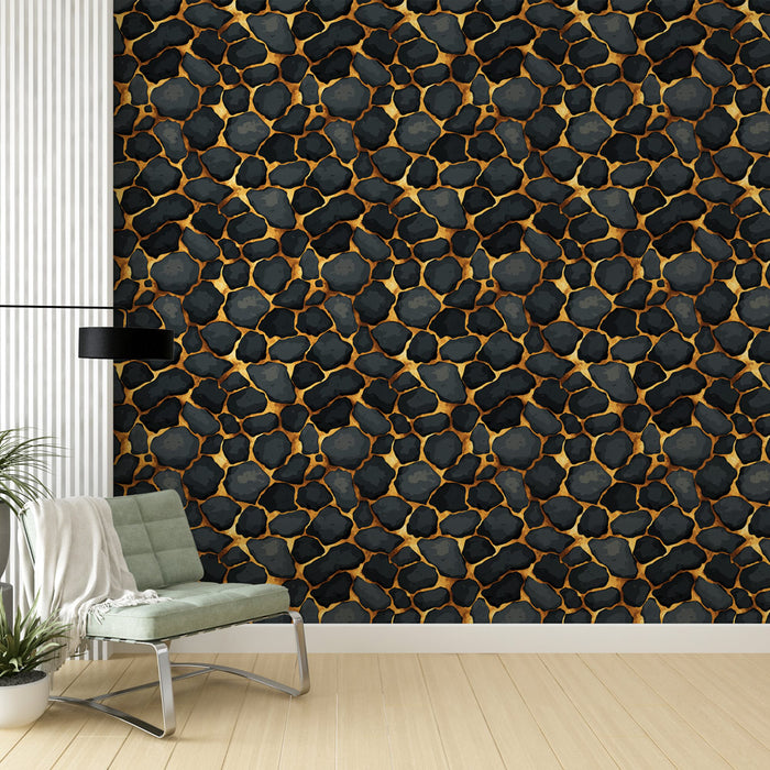 Une pièce moderne avec un papier peint au motif animalier évoquant des taches de léopard dans des teintes de noir et doré, créant une ambiance audacieuse et chic.