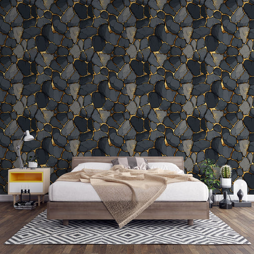 Une chambre moderne avec un papier peint texturé aux motifs de pierres sombres et dorées, créant une ambiance élégante et chaleureuse.