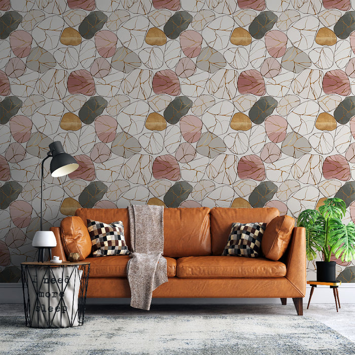 Un salon moderne avec un papier peint aux motifs abstraits de formes organiques dans des teintes de rose, vert et doré, créant une ambiance chaleureuse et élégante.