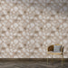 Une pièce moderne avec un papier peint aux motifs de galets blancs et bruns sur fond beige, créant une atmosphère chaleureuse et accueillante.