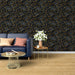 Un salon moderne avec un papier peint noir aux motifs de pierres irrégulières rehaussées de lignes dorées, créant une ambiance élégante et sophistiquée.