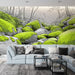 Un salon moderne avec un papier peint illustrant des rochers recouverts de mousse verte, créant une atmosphère naturelle et apaisante.