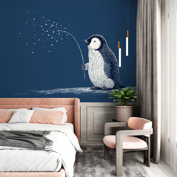 Une chambre moderne avec un papier peint bleu marine illustrant un pingouin tenant une baguette magique, créant une atmosphère ludique et chaleureuse.